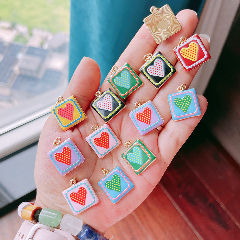 Set di 2 Ciondoli Trendy a For - Embroidery Charm recensione e prezzo