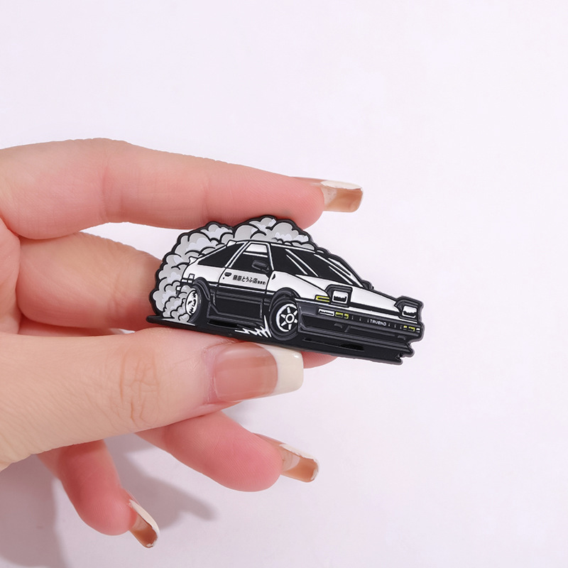 Spilla smaltata AE86 Initial D - Embroidery Names recensione e prezzo