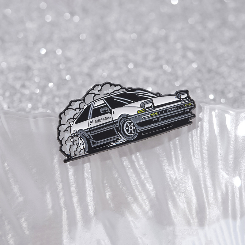Spilla smaltata AE86 Initial D - Embroidery Names recensione e prezzo
